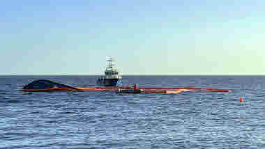 Operation Karin Hoej fartyget med länsor runt skrovet 211216