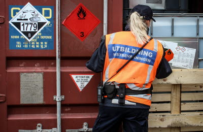 Aspirant kontrollerar lastbärare med farligt gods
