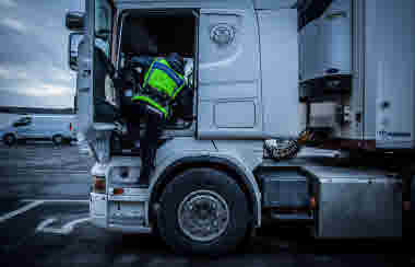 Kustbevakare kontrollerar utgående lastbärare