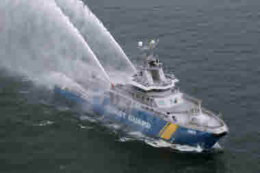 Kombinationsfartyg KBV 002 Triton med vattenkanoner