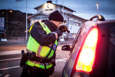 Kustbevakare utför gränskontroll vid färjeläge